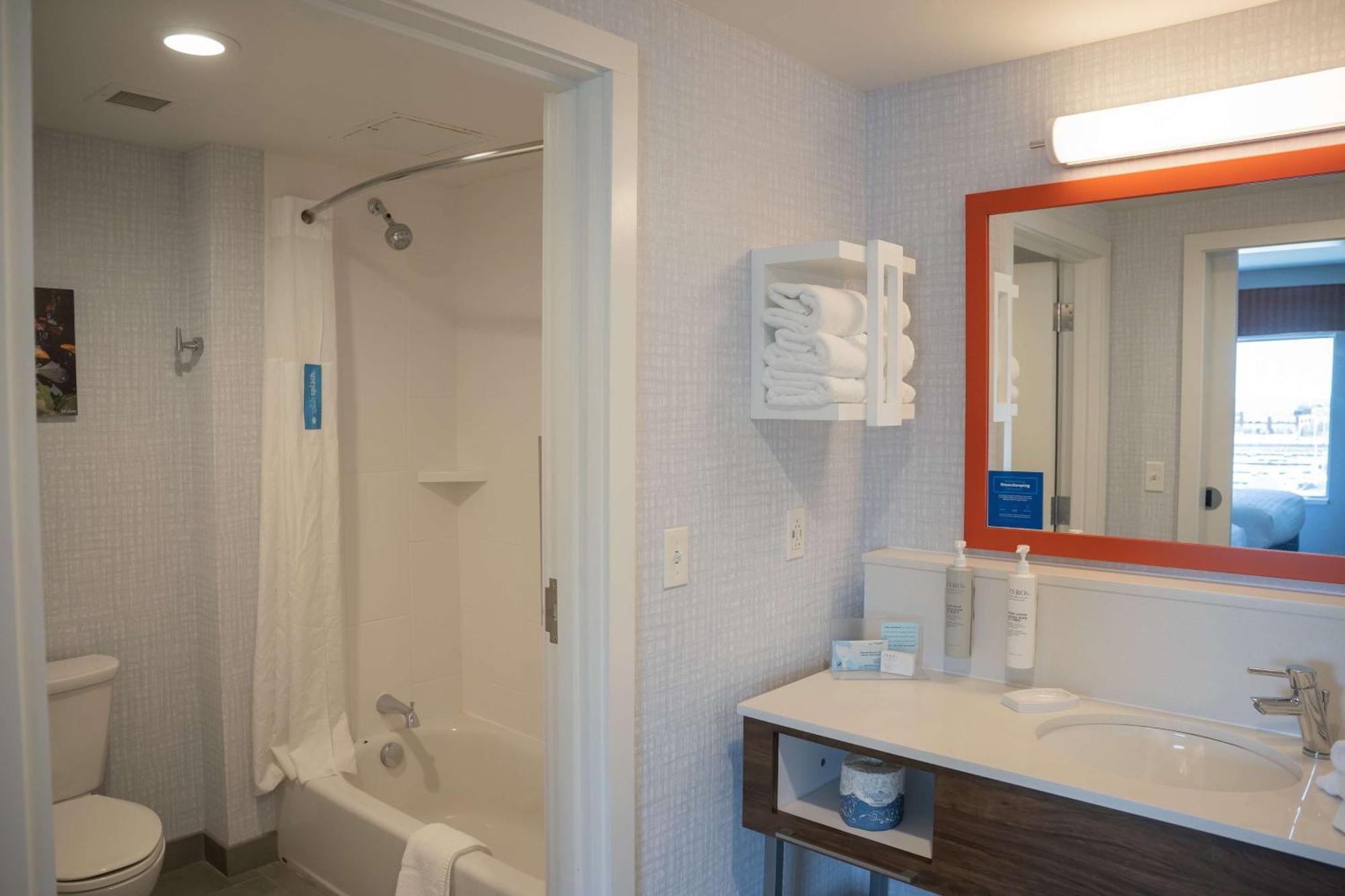 Hampton & Bayfront 3* Erie