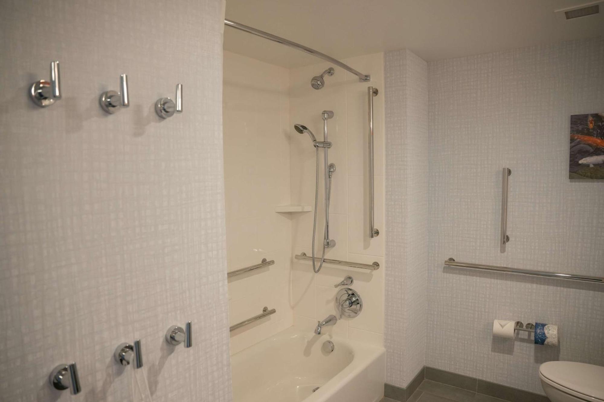 Hampton & Bayfront 3* Erie