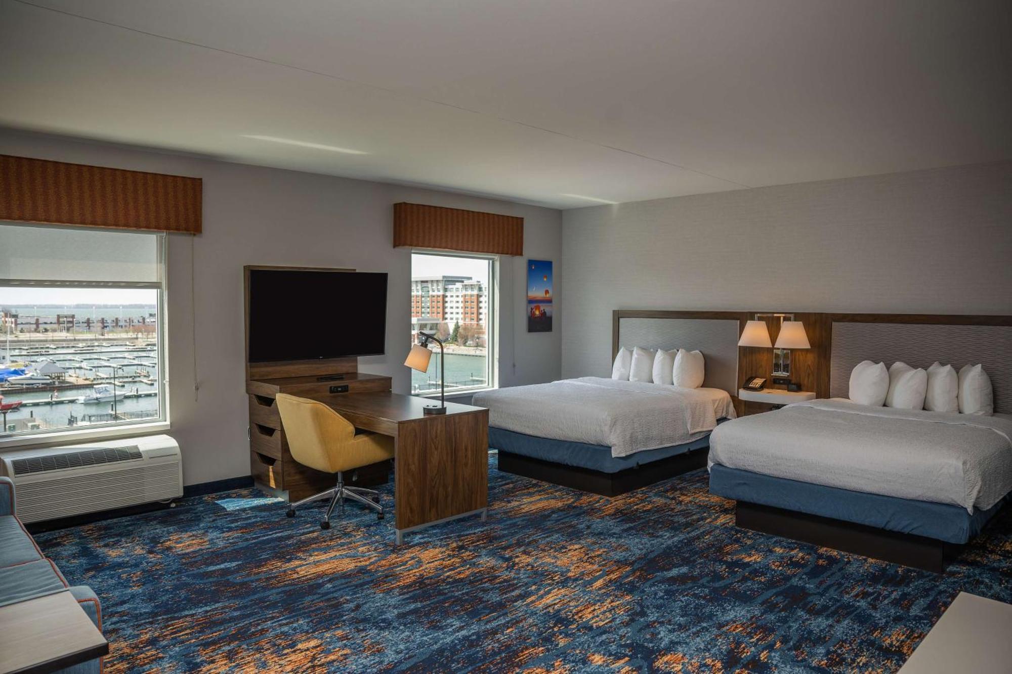 Hotel Hampton & Bayfront Erie