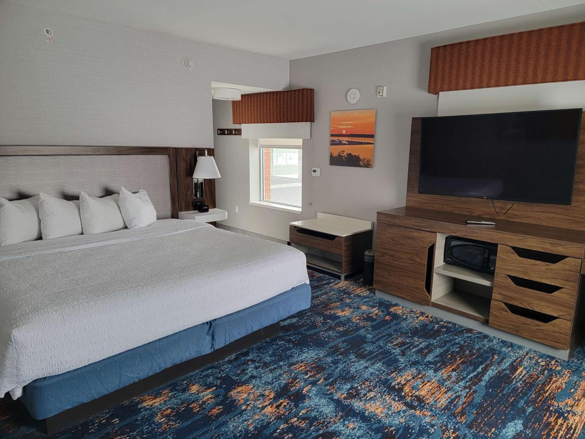 Hampton & Bayfront 3* Erie