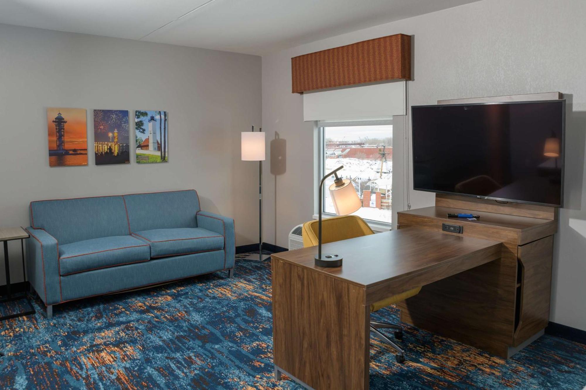 Hampton & Bayfront Hotel 3*